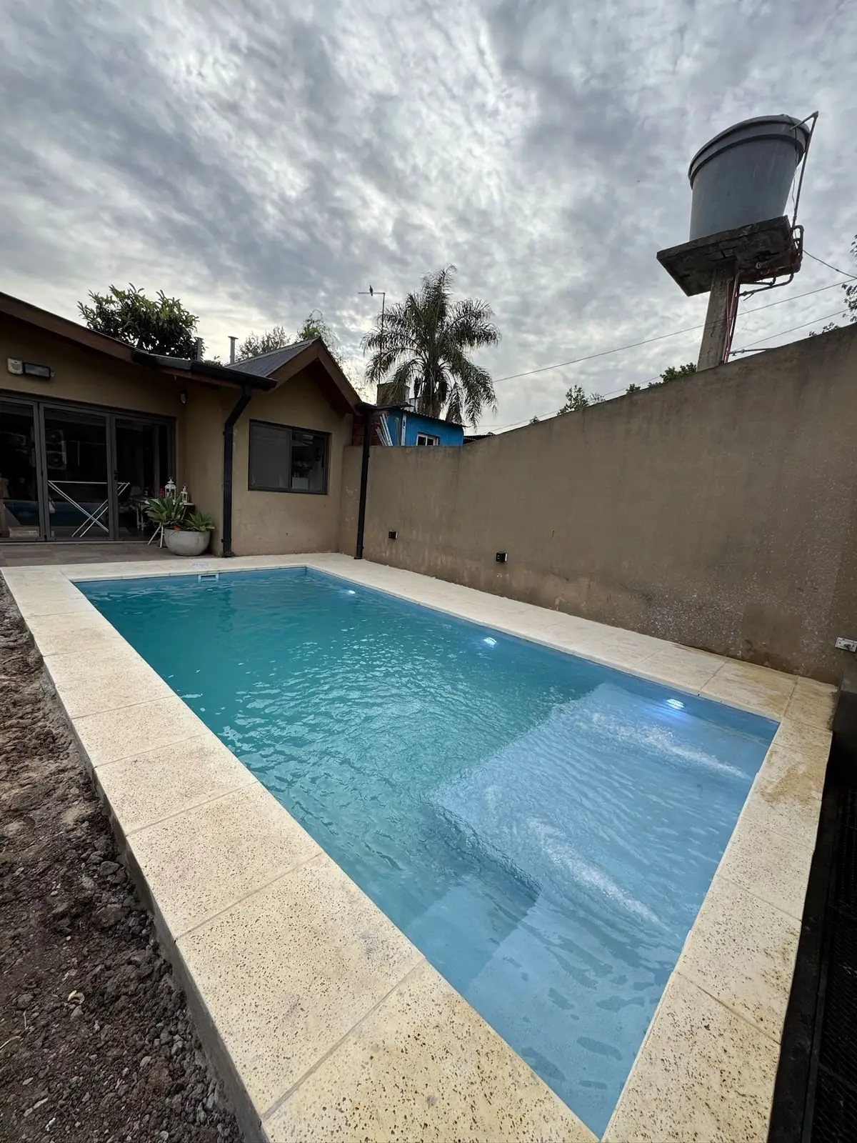 Banco y escalones bajo el agua en un lateral de la piscina