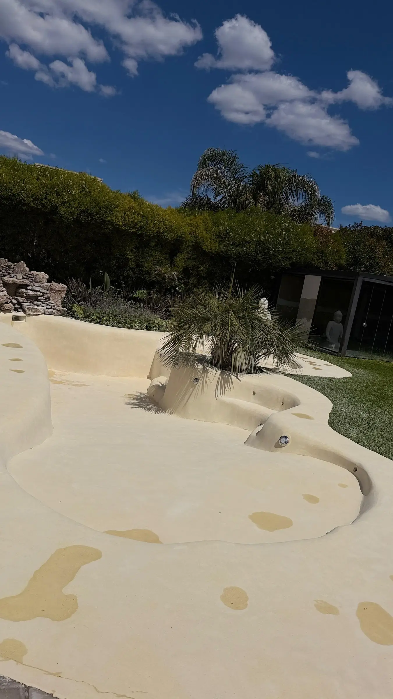 Isla de palmeras en el centro de una piscina de arena de bordes curvos