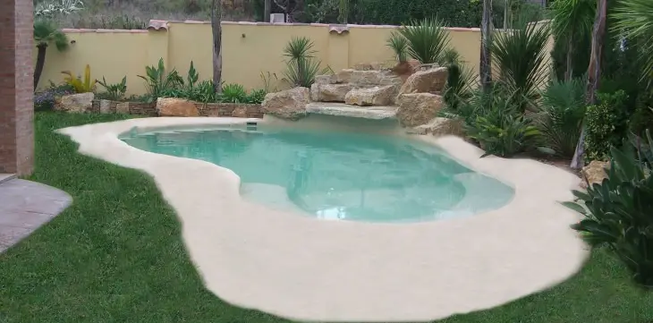 Piscina de arena de Jesus Ovelar con entrada tipo playa y cascada de piedras