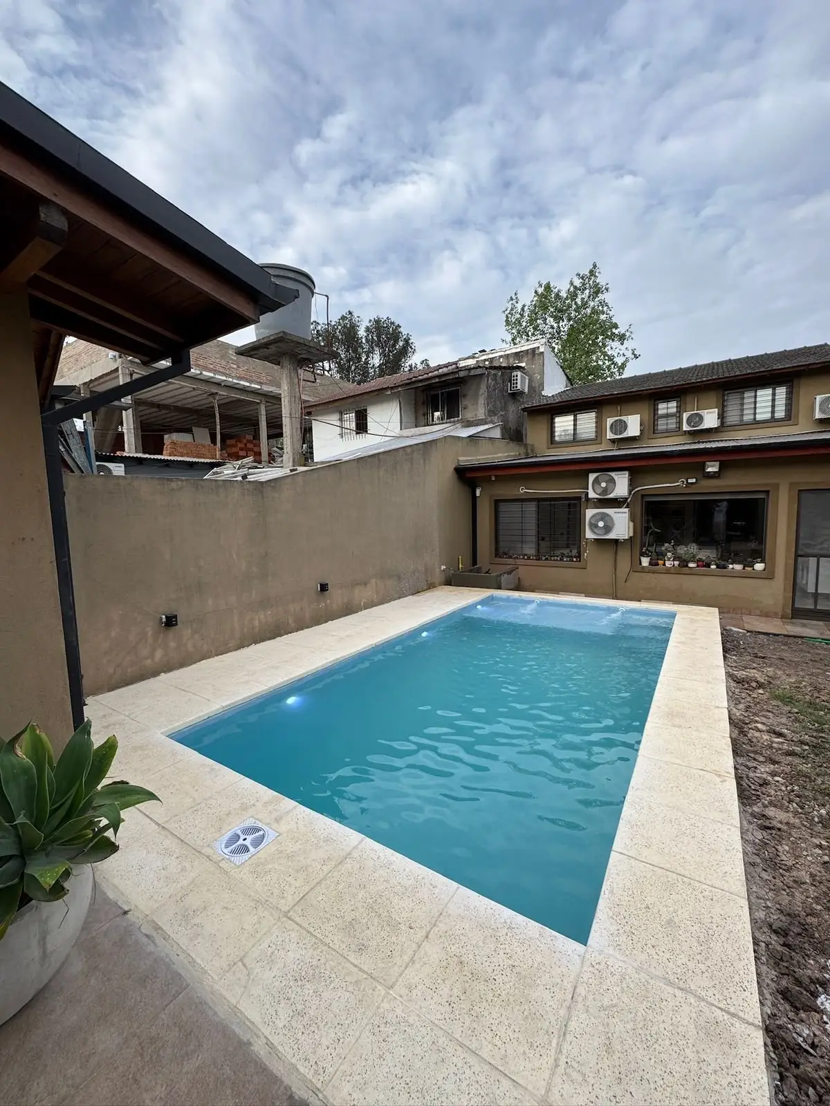 Piscina terminada vista desde la galería de la casa