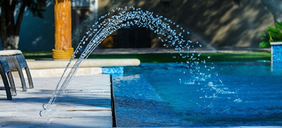 Chorro de agua en arco sobre una piscina